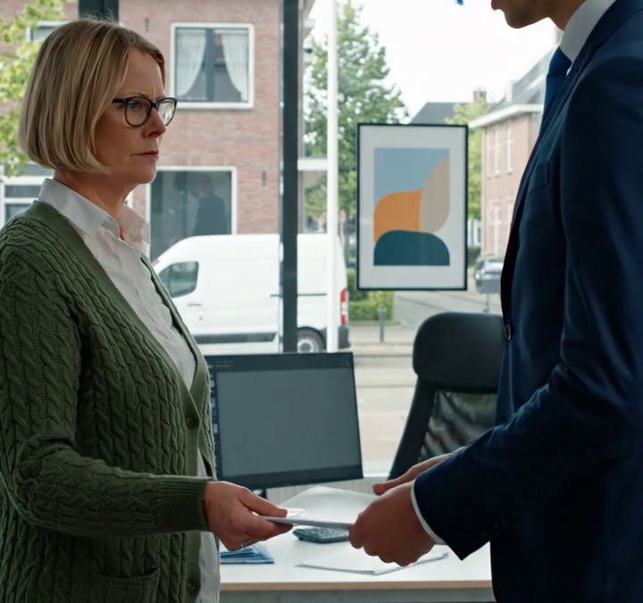 Mijn moeder trouwde met haar nieuwe echtgenoot en ze verwijderden mij uit hun nieuwe familie. De dag dat ik 18 werd, heb ik mezelf uit haar leven gewist en wat volgde was pure chaos. – Nieuws
