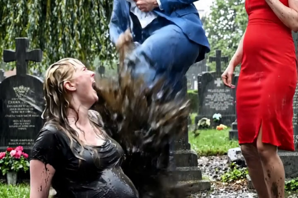 Hij diende scheidingspapieren in bij het graf van haar moeder…