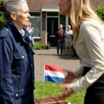 Na zeven jaar van mijn geld en mijn huis te hebben geleefd, winnen mijn schoondochter en zoon de loterij van $ 85 miljoen. diezelfde dag gooide ze mijn spullen uit het raam en schreeuwde: “we hebben geen liefdadigheid meer nodig – ga dood in een verpleeghuis!” ik glimlachte: “heb je de naam op het kaartje gelezen?” – Nieuws