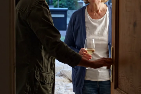 Nadat ik $ 9.000 had betaald voor het collegegeld van mijn zus, kwam ik thuis en zag mijn kamer leeg; Moeder zei: “Je werk is gedaan. Ga weg!” En gooide een glas naar mij; Weken later begon mijn vader me wanhopig te bellen omdat… – Nieuws