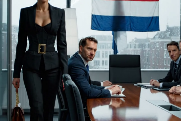 Mijn zus heeft mij ontslagen zodra zij CEO werd van ons familiebedrijf. ‘Uw diensten zijn niet langer nodig’, kondigde ze aan tijdens de bestuursvergadering die ik hielp plannen. ‘Maak je kantoor morgen leeg.’ Ik knikte kalm en kon niet stoppen met lachen. De volgende ochtend zou leuk zijn. – Nieuws