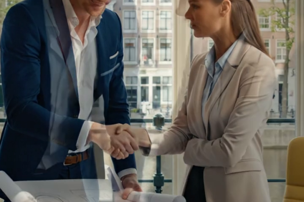 Mijn broer overtuigde mijn ouders om hem mijn volledige studiefonds van $ 175.000 te geven, omdat ze geloofden dat hij echt potentieel had en dat ik een vak moest leren, dus liep ik weg zonder ruzie, en toen ze vijf jaar later op mijn kantoor verschenen, deed wat ze zagen de knieën van mijn moeder knikken. – Nieuws