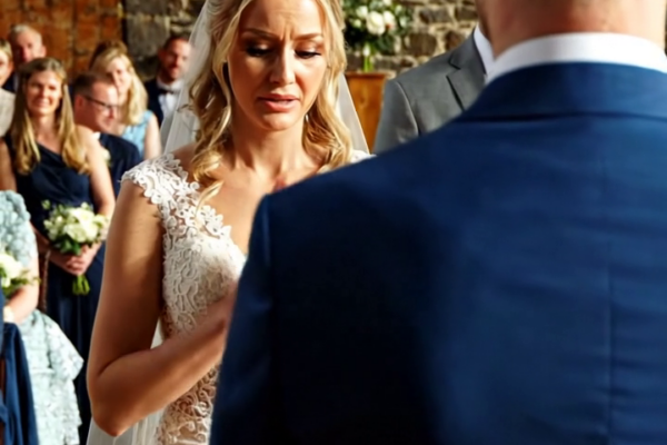 Mijn ouders zeiden dat ik niet naar huis mocht komen met Thanksgiving omdat mijn zus geen drama wilde, dus at ik alleen in een restaurant totdat de familie aan de tafel naast me me uitnodigde om mee te doen, en vijf jaar later werden ze mijn wettelijke familie – iets wat mijn ouders pas op mijn bruiloft ontdekten. – Nieuws
