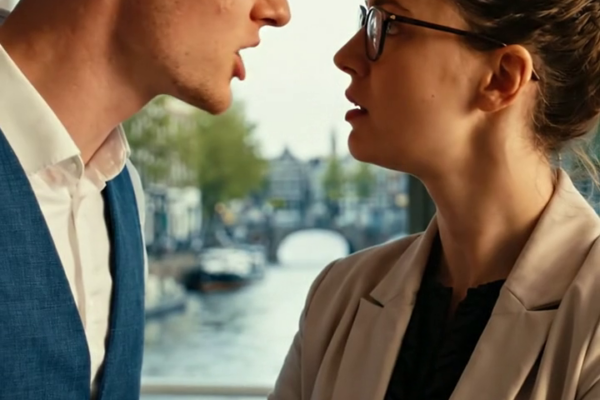 Nadat ik weigerde te betalen voor de luxe bruiloft van mijn dochter, blokkeerde ze mij. Een paar dagen later nodigde ze me uit voor een ‘verzoeningsdiner’. Maar zodra ik binnenkwam, zag ik drie juridische vertegenwoordigers al wachten, met een stapel vooraf opgemaakt papierwerk op tafel. Mijn dochter keek me recht in de ogen en zei: “Of je gaat ermee akkoord vanavond… of je maakt geen deel meer uit van het leven van je kleinzoon.” Ik verhief mijn stem niet. Ik opende gewoon mijn tas, pleegde één telefoontje en zei kalm: ‘Natuurlijk, maar voordat er iets gebeurt, wil iemand een paar woorden zeggen.’ – Nieuws