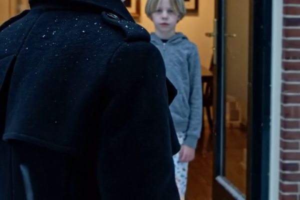 Op mijn zestiende verjaardag ‘vergeten’ mijn broers en zussen me thuis met een briefje waarop stond: ‘Blijf uit het zicht, rare snuiter.’ Een uur later ging de deurbel en een vreemde vrouw zei: ‘Je vader heeft je weggegeven. Nu ben je van mij… en zijn bedrijf ook.’