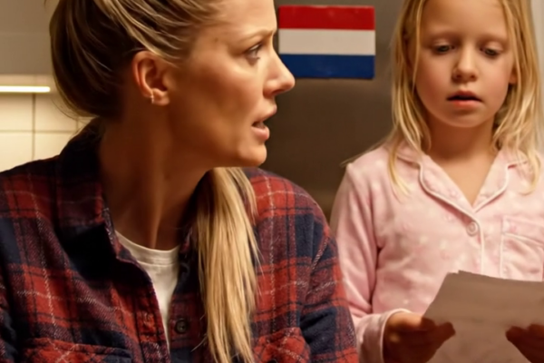 Op kerstavond vond mijn 7-jarige een briefje van mijn ouders: “We gaan naar Hawaï. VERHUIS alsjeblieft tegen de tijd dat we terug zijn.” Haar handen trilden. Ik schreeuwde niet. Ik pakte mijn telefoon en voerde een klein wisselgeld uit. Ze zagen wat ik deed en werden bleek… – Nieuws