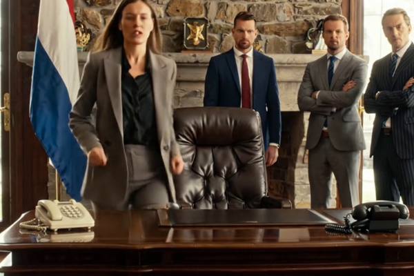 Ik verkocht mijn appartement en redde ons familiehotel van een faillissement, maar tijdens de personeelsvergadering maakten mijn ouders mijn broer bekend als CEO. ‘Claire, hij is meer een leider,’ zei mijn moeder, en Ryan grijnsde. Ik vocht niet terug, maar maakte een telefoontje dat hen verbijsterd achterliet. – Nieuws