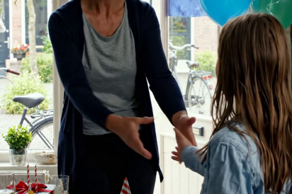 Emma’s 10e verjaardagsfeestje. 15 familieleden antwoordden met ‘Ja’. 14.00 uur – Er kwam niemand opdagen. 14.30 uur – Nog steeds niemand. Toen begonnen de teksten: “Kan het niet redden. Er is iets tussengekomen.” Één voor één. Iedereen geannuleerd. Emma, in haar paarse jurk, fluisterde: ‘Komen ze, mam?’ Toen opende ik de familiegroepchat… en zag ze… – Nieuws