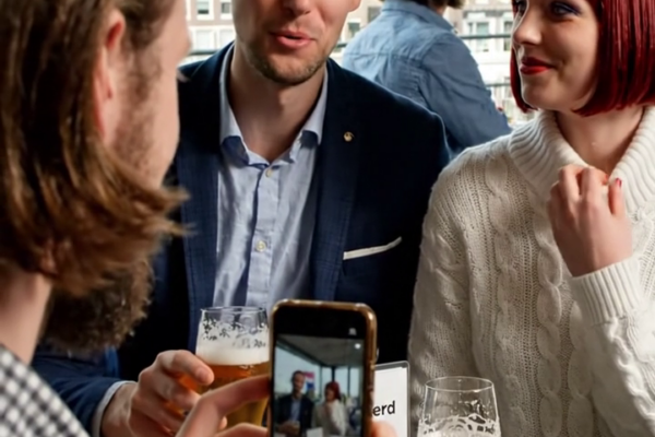 ‘Licht op! Ik wil dat de eerste slaapkamer wordt gerenoveerd zodra we naar uw nieuwe luxe huis verhuizen,’ kondigde ze aan tijdens de zondagse brunch. Mijn broer glimlachte alleen maar. ‘Het is alleen maar eerlijk: we zullen daar voor de lange termijn blijven wonen.’ Iedereen lachte. Vierentwintig uur later belde mijn moeder me in paniek: “Oh mijn God… wat leest ze voor aan de camera?!” – Nieuws
