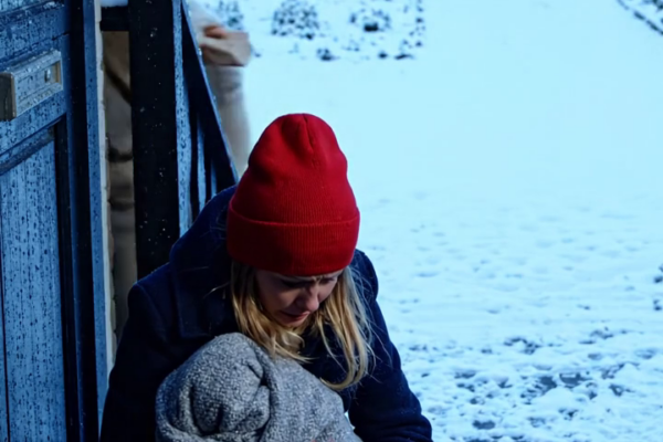 Dankzij mijn zus duwde mijn vader mij en mijn pasgeboren baby midden in een sneeuwstorm en deed de deur op slot. Ze hadden geen idee dat ik zojuist 2,3 miljard dollar van mijn grootvader had geërfd. Ik stapte in de kolkende witte mist, verwarmde mijn baby en voerde een rustig telefoongesprek. De volgende dag beefden ze in diezelfde gang, omdat ik terugkwam met iets dat ze nooit konden veranderen. – Nieuws